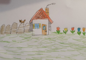 Praca plastyczna Ksawerego. Przedstawia domek, z komina domu leci dym, z lewej strony jest wysoki płot, na którym siedzi brązowy kot, z prawej strony domu rosną kolorowe tulipany.